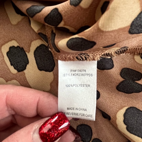 DR2 Designer Satin Tan and Black Pattern Print Blouse Women’s Size Large - Picture 11 of 16